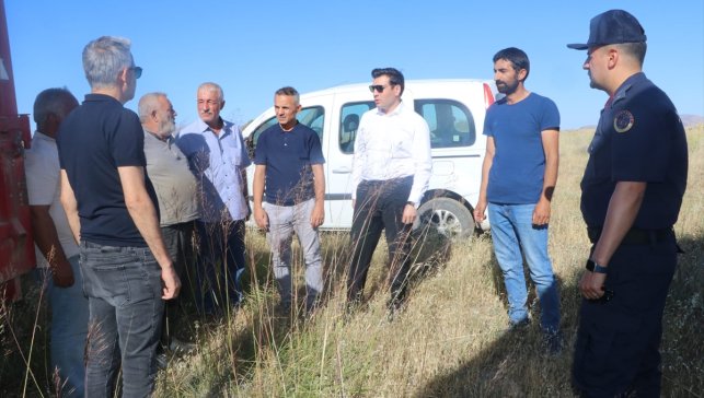 Keban Kaymakamı Atalık, arpa hasadına katıldı