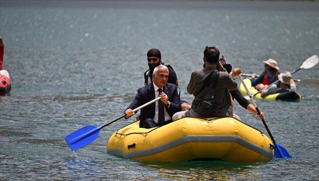 Kültür ve Turizm Bakanı Ersoy, Hakkari'de Sat Buzul Gölleri'nde botla gezinti yaptı: