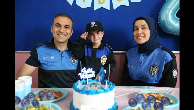 Kars'ta polis olmak isteyen çocuğa, polislerden doğum günü sürprizi