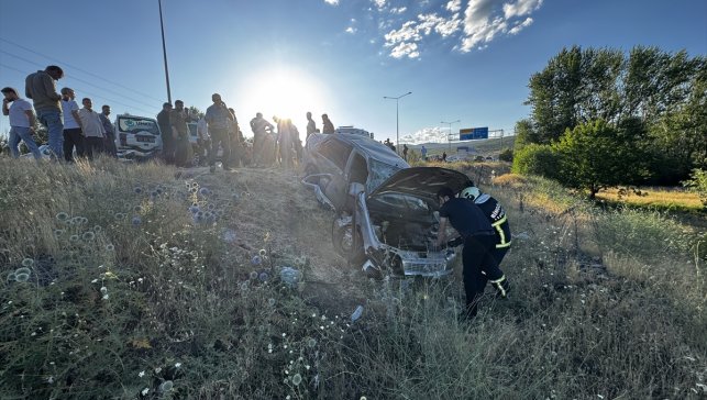 Bingöl'de iki otomobilin çarpıştığı kazada 8 kişi yaralandı