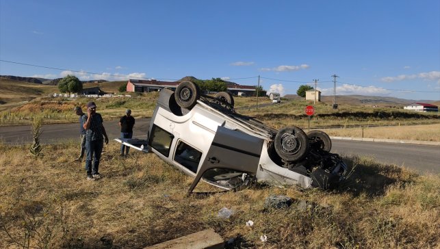 Bingöl'de hafif ticari aracın takla atması sonucu 3 kişi yaralandı