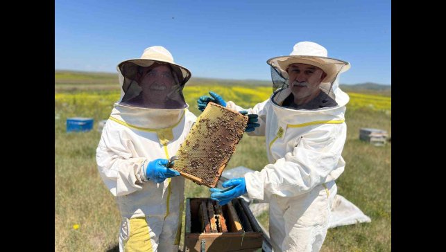 Kars'ta arıcılık yapan öğretmen, esnaf ve sağlık memurundan gençlere çağrı