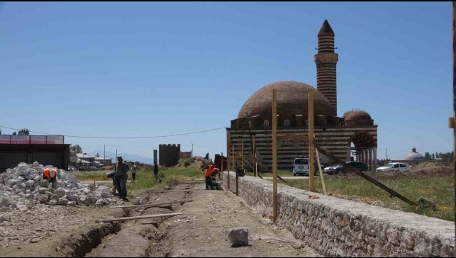 Eski Van Şehri'nin surları ayağa kaldırılıyor