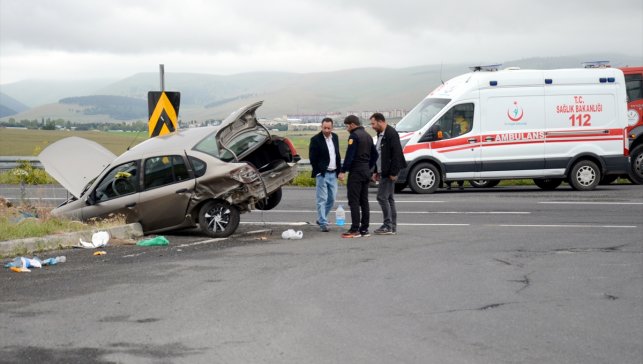 Kars'ta iki otomobilin çarpıştığı kazada 3 kişi yaralandı