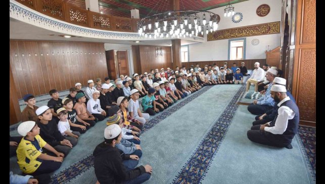 Hafızlığı bitiren öğrenci Kur'an-ı Kerim'i bir günde hatmetti