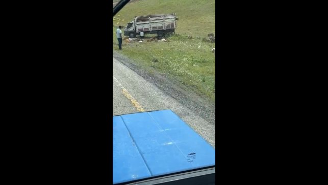 Sarıkamış'ta kamyonet devrildi