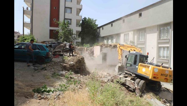 Hakkari Belediyesi metruk evleri yıkılmaya başlandı