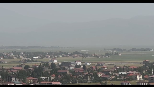 Yüksekova'nın dağları toz bulutu altında kaldı