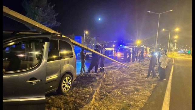 Van'da kamyonet, aydınlatma direğine çarptı: 3 yaralı