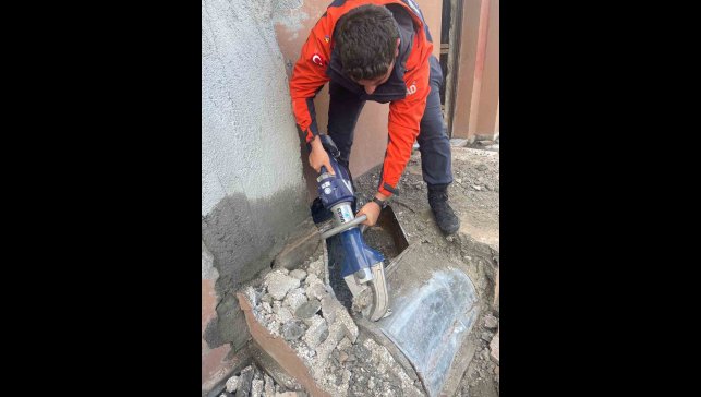 Kars'ta soba bacasına düşen yavru köpekler kurtarıldı