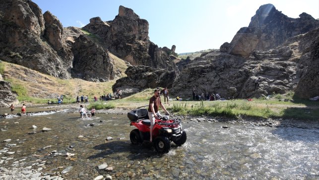 Muş'taki Kızılağaç Kanyonu sıcaktan bunalanların uğrak yeri oldu