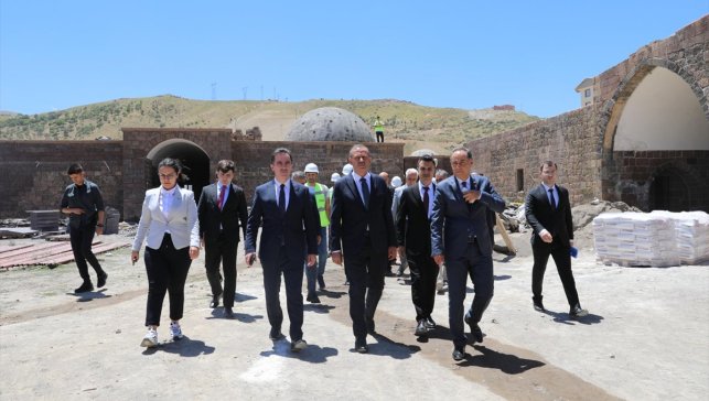 Bitlis Valisi Karakaya, restore edilen tarihi mekanları gezdi