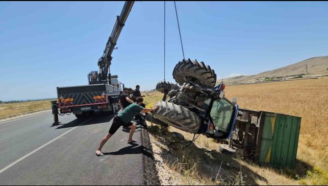 Adilcevaz'da traktör şarampole devrildi: 1 yaralı