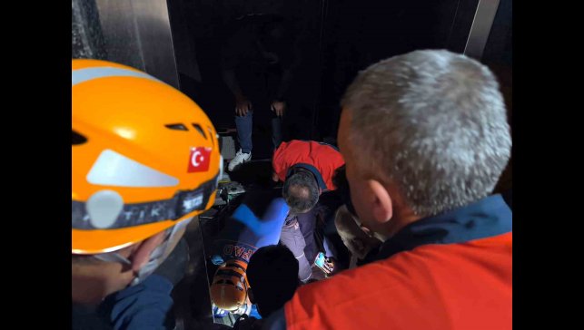 Van'da asansörde mahsur kalan vatandaşlar AFAD tarafından kurtarıldı