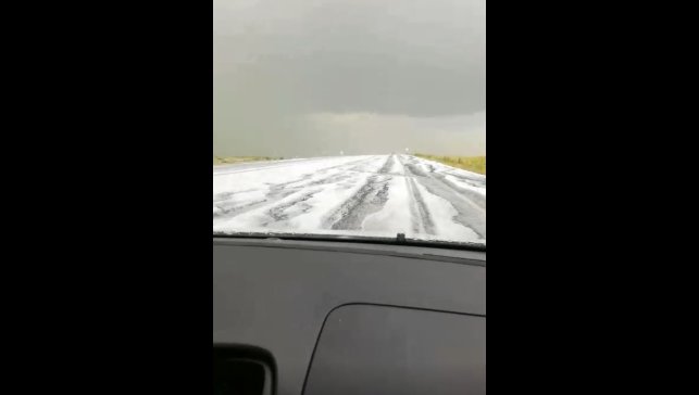 Kars-Selim karayolu dolu yağışıyla beyaza büründü