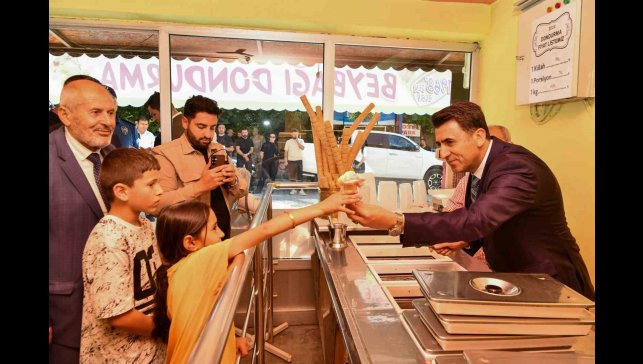Vali tezgahın başına geçti, çocuklara dondurma doldurup ikram etti