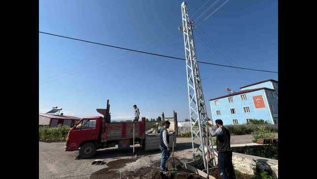 Kars'ta ARAS elektrik köylerde elektrik direklerini yeniliyor