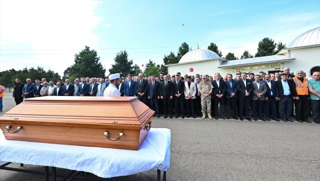 Cumhurbaşkanı Yardımcısı Yılmaz, Bingöl'de yeğeni Şiyar Güneş'in cenazesine katıldı