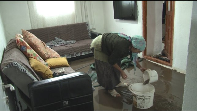 Kars'ta sağanak yağış sele yol açtı: Evler sular altında kaldı