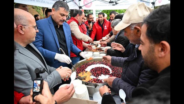 Vali Çiftçi vatandaşlara aşure dağıttı
