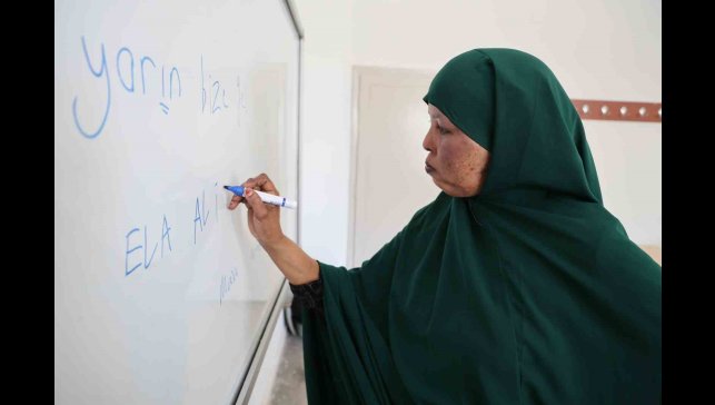 Kanser hastası annesi için 6 bin kilometre geldi: Tercüman bulamadığı için Türkçe kursuna yazıldı