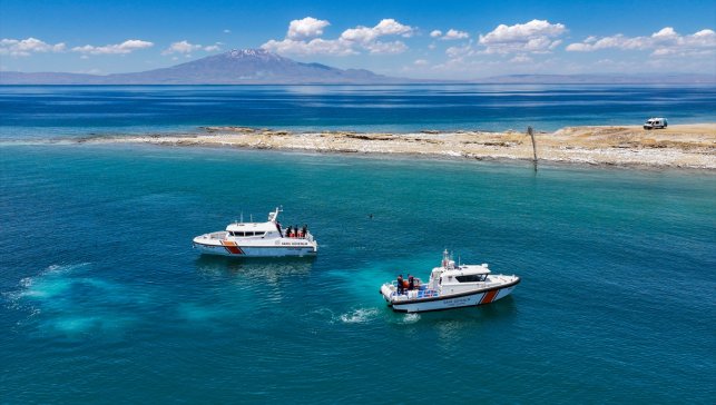 Sahil Güvenlik Komutanlığı ekipleri Van Gölü'nde boğulmalara karşı teyakkuzda