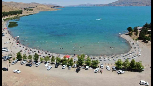 Tatilciler Ege sahillerini aratmayan Hazar Gölü'ne akın etti