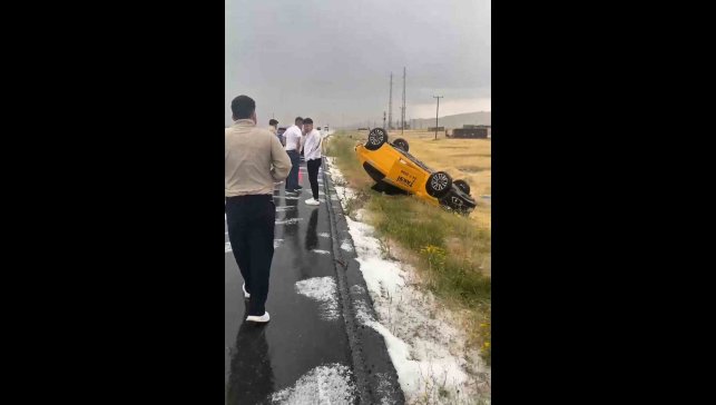 Iğdır-Doğubayazıt yolunda dolu kazaya neden oldu