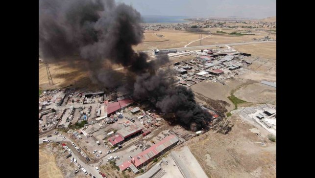 Van'da geri dönüşüm tesisinde çıkan yangına itfaiye ekipleri ve TOMA'dan müdahale