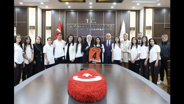 Ağrı kadın futbol takımı, Bakan Göktaş'la bir araya geldi