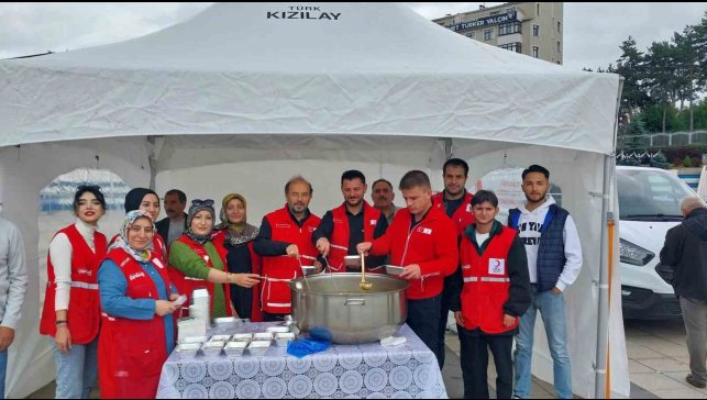 Kızılay aşure dağıttı