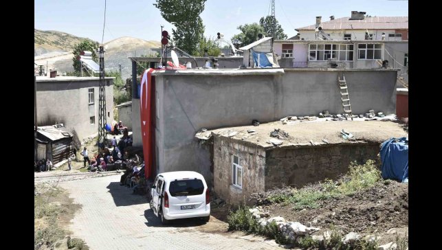Mutki'de şehidin evine Türk bayrağı asıldı