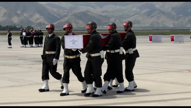 Pençe-Kilit bölgesinde şehit olan askerler için Yüksekova'da uğurlama töreni düzenlendi