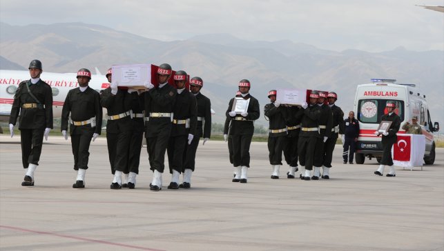 Pençe-Kilit Harekatı bölgesinde şehit olan 6 asker için Hakkari'de tören düzenlendi