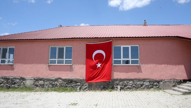 Bitlisli şehit sözleşmeli erler Yeşildemir ve Uyanık'ın ailelerine şehadet haberi verildi