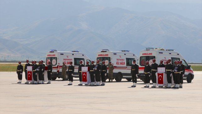 Pençe-Kilit Harekatı bölgesinde şehit olan askerler için Hakkari'de tören düzenlendi