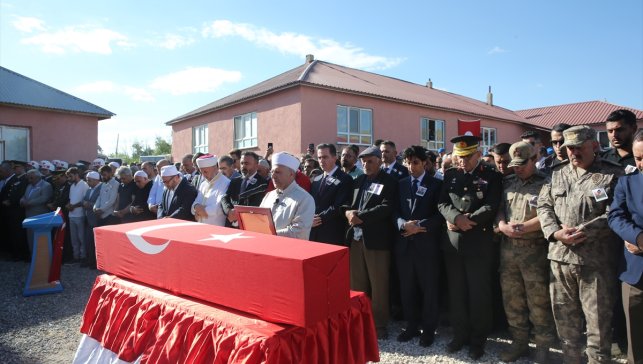 Şehit Piyade Sözleşmeli Er Yeşildemir, memleketi Bitlis'te son yolculuğuna uğurlandı