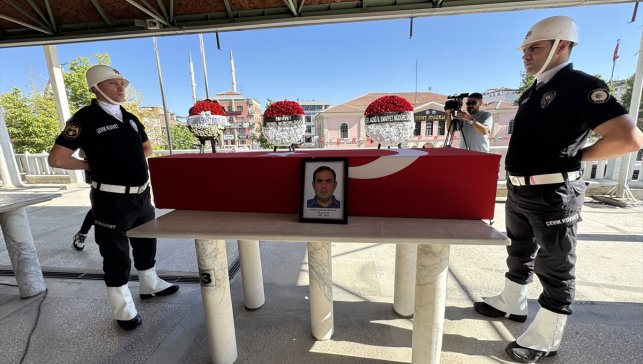 Diyarbakır'da trafik kazasında vefat eden polis memuru Elazığ'da son yolculuğuna uğurlandı