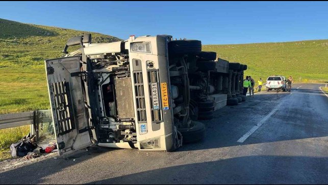 Ardahan'da tır devrildi, sürücü yaralandı