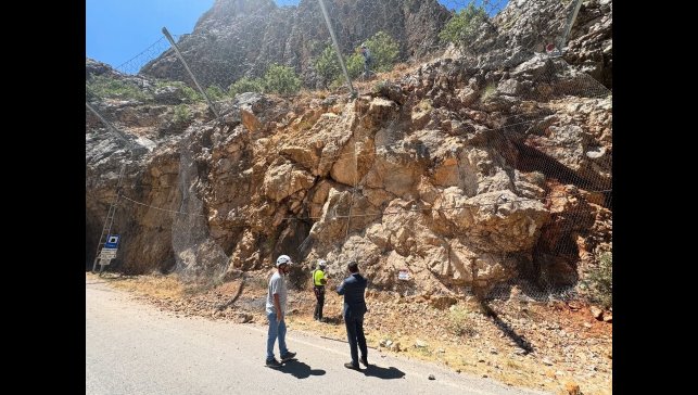 Taşyolu, kaya düşmesi nedeniyle kısa süreli ulaşıma kapandı