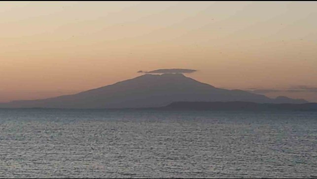 Süphan Dağı'nın zirvesini örten mercek bulutu görsel şölen oluşturdu