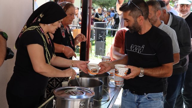 Erzincan'da cemevinde muharrem ayı dolayısıyla aşure dağıtıldı