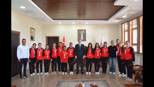 Kaymakam Koşansu, şampiyon voleybolcuları ağırladı