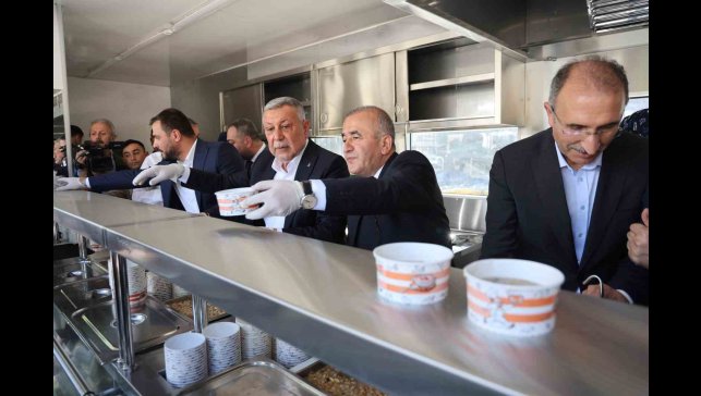 Elazığ'da vatandaşlara aşure ikram edildi