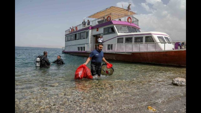 Van Gölü'nün dibinden çıkartılan atıklar pes dedirtti