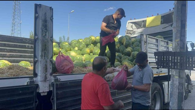 Elazığlı esnaf 30 ton karpuzu ücretsiz dağıttı