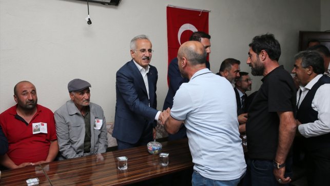 Ulaştırma ve Altyapı Bakanı Uraloğlu, Bitlis'te şehit Yeşildemir'in ailesine taziye ziyaretinde bulundu: