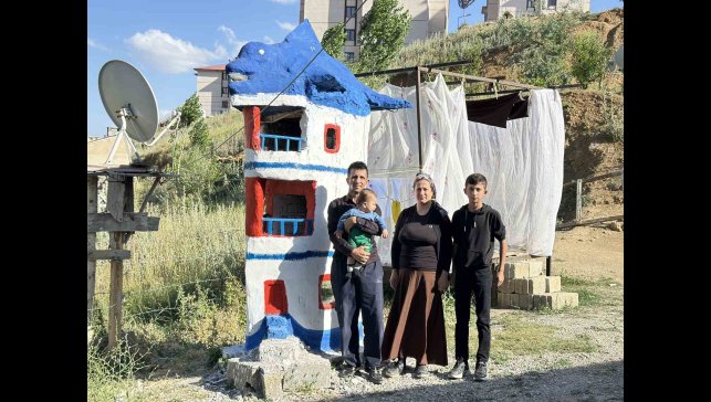 Yüksekova'da görenleri şaşırtan gemi ve yunus figürlü ev maketi