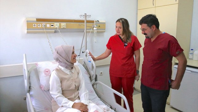 Yanlış yerdeki paratiroit ve boynundaki kanserli tiroit bezlerinden 6 saatlik operasyonla kurtuldu