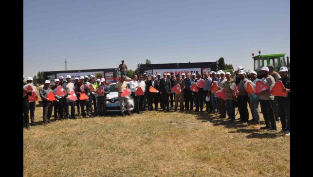 Bulanık'ta traktörlere reflektör takma programı